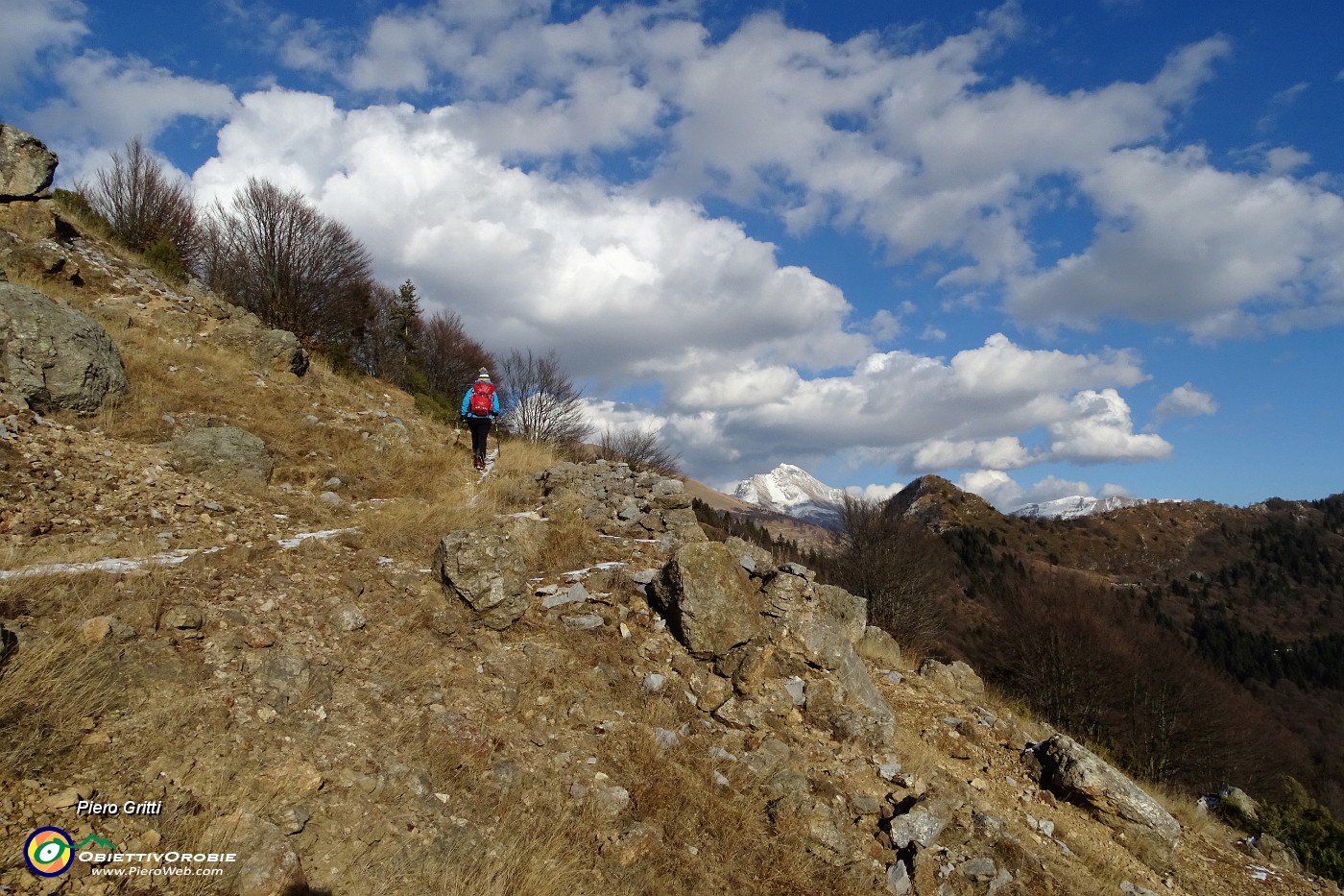 34 Siamo ora sul Sentiero Panoramico CAI 599A su materiale ex-miniere di calamina.JPG